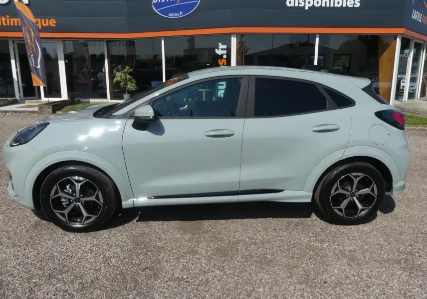 Ford Puma 2025 gris métallisé en vue profil côté gauche, avec jantes alliage noires et vitres surteintées.
