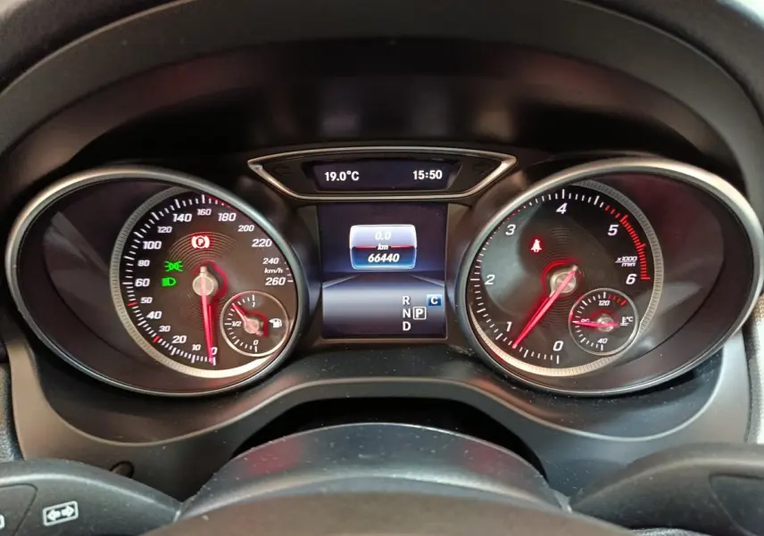 Tableau de bord de Mercedes GLA 220 d noir, affichage digital central et compteurs analogiques vus de face.