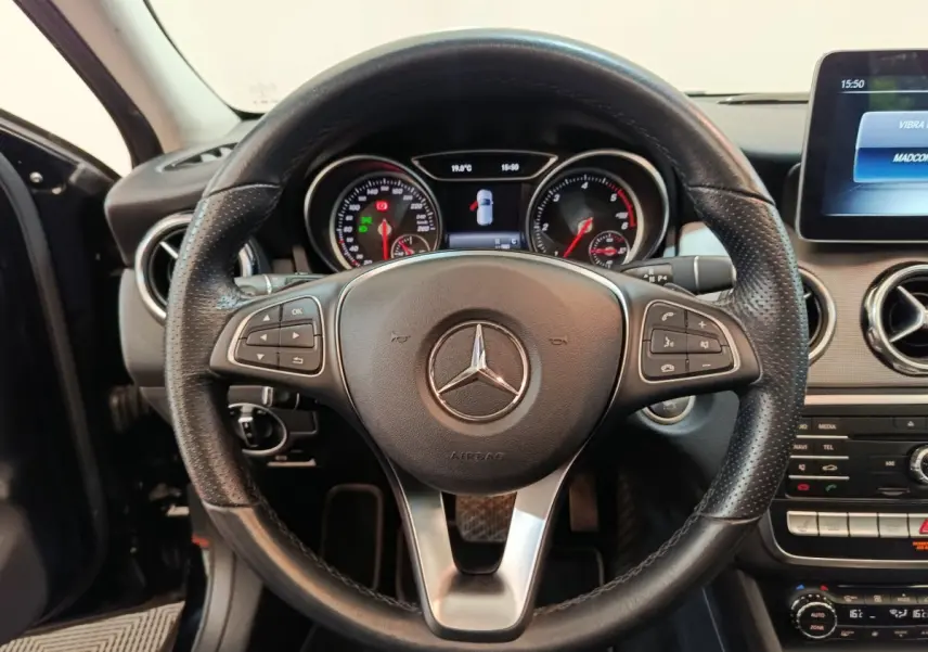 Vue centrée sur le volant cuir noir de la Mercedes GLA 220 d 2018 avec tableau de bord et écran multimédia visibles
