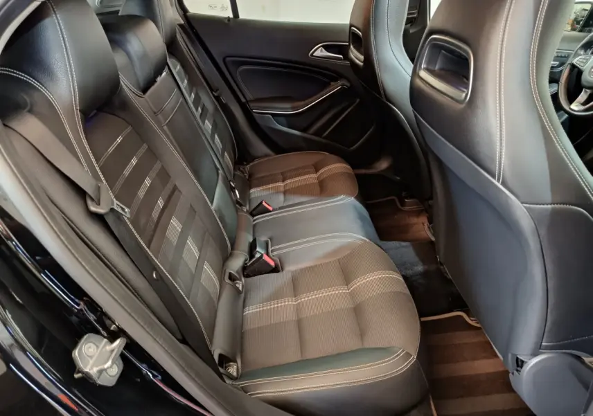 Vue intérieure côté gauche sur la banquette arrière noire avec surpiqûres blanches du Mercedes GLA 220 d 2018.