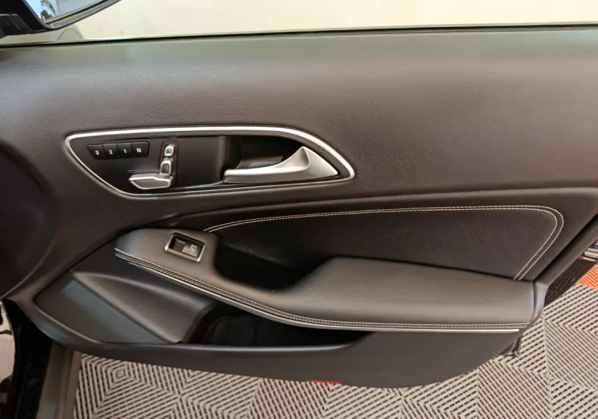 Gros plan sur la porte intérieure côté gauche noire du Mercedes GLA 220 d Business Exec avec commandes mémoire sièges.