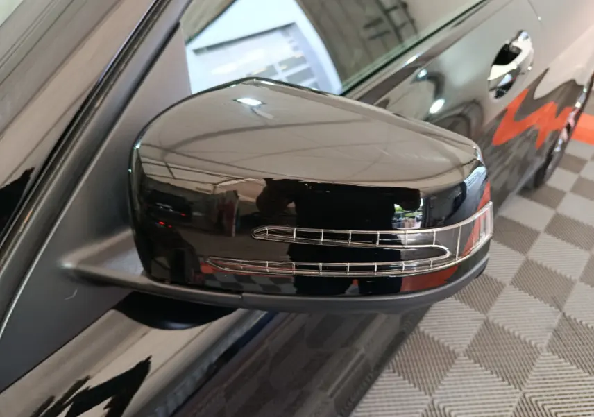 Rétroviseur droit noir brillant avec clignotant intégré sur Mercedes GLA 220 d Business Exec 2018.