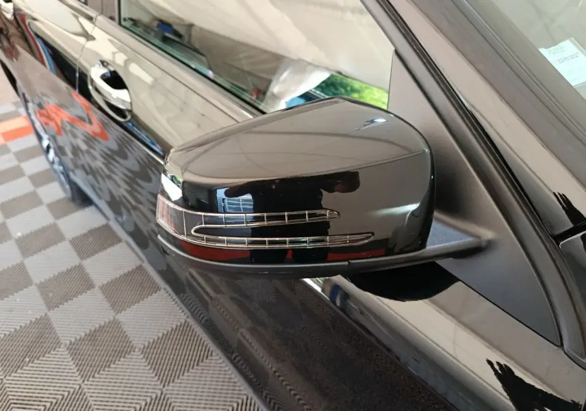 Rétroviseur côté gauche noir brillant du Mercedes GLA 220 d Business Exec 2018 avec clignotants intégrés.