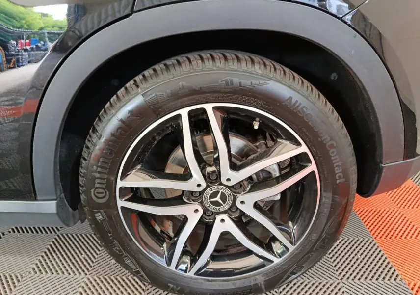 Gros plan sur la roue avant droite noire du Mercedes GLA 220 d avec jante alliage bicolore et pneu Continental.