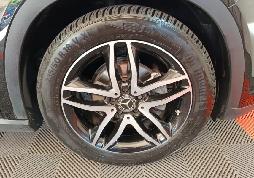 Gros plan sur la roue avant droite noire avec jante alliage Mercedes à cinq branches du GLA 220 d 2018.