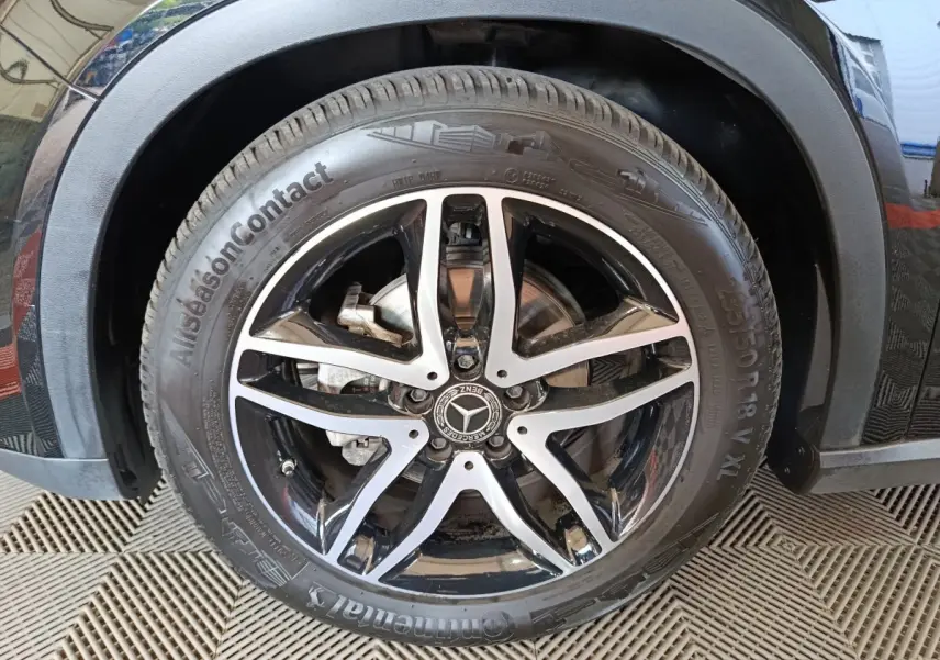 Gros plan sur la roue avant gauche noire d'un Mercedes GLA 220 d Business Exec avec jante alliage cinq branches.