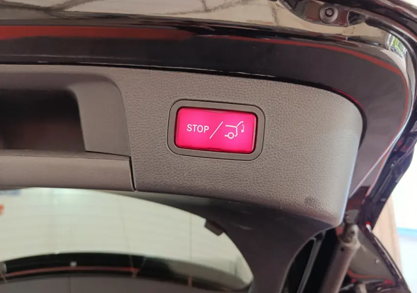 Bouton rouge stop d'ouverture et fermeture électrique du coffre sur hayon noir d'un Mercedes GLA 220 d 2018