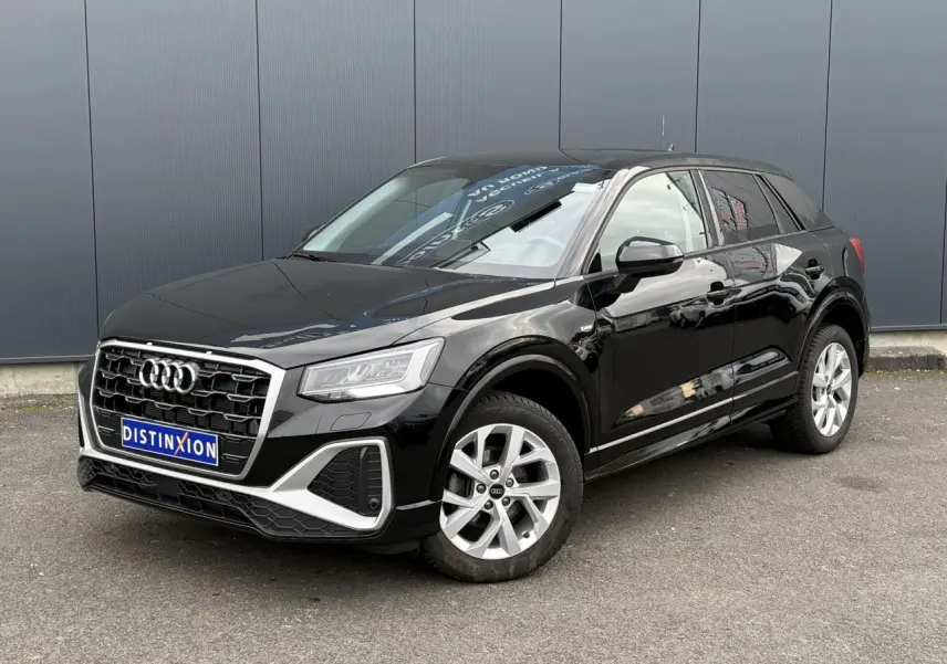 Audi Q2 35 TFSI S-Line noir Mythe en 3/4 avant droit, avec jantes alliage 17 pouces et calandre distinctive S-Line.