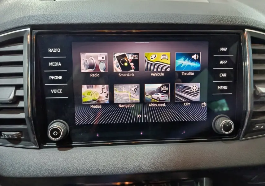 Écran tactile central du tableau de bord du Skoda Karoq 2024 affichant les menus multimédia et navigation.