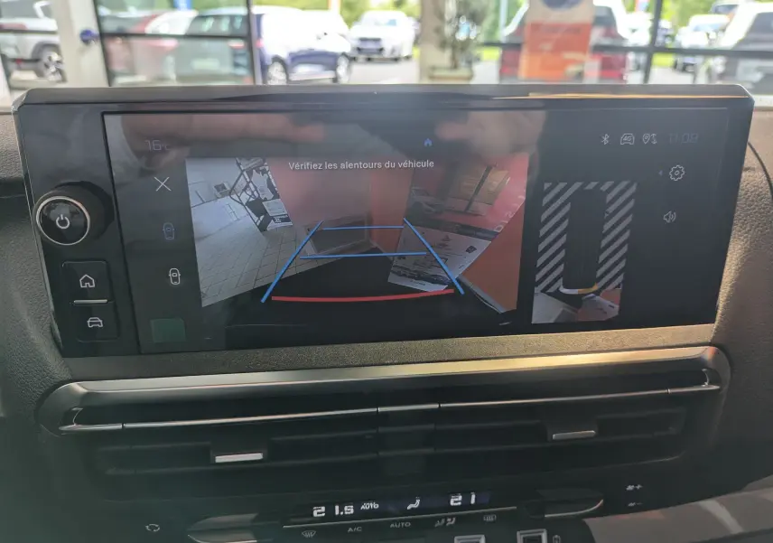 Écran tactile intérieur montrant la caméra de recul et l'affichage 360° du Peugeot Traveller noir, vue de face.