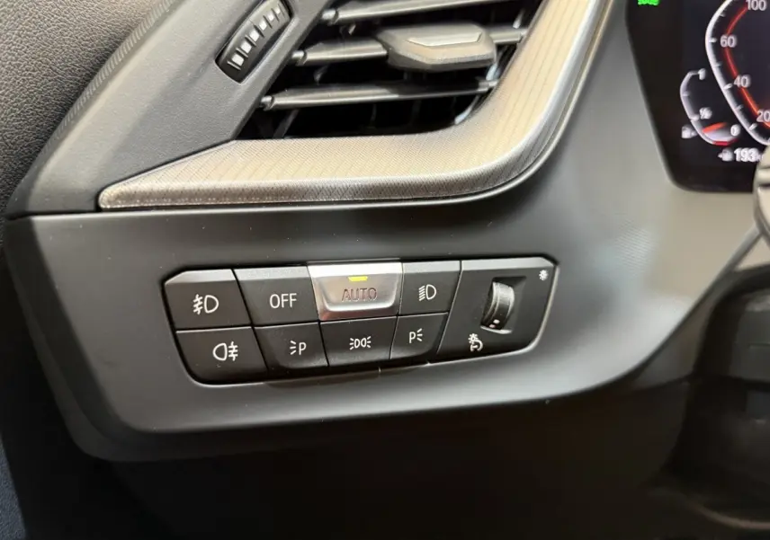 Gros plan sur les commandes d’éclairage intérieures noires de la BMW Série 1 120i Edition M Sport Pro 2023.