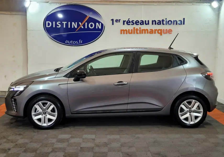 Profil droit de la Renault Clio Evolution Blue dCi 100 gris foncé 2025 avec feux LED et jantes alliage visibles.