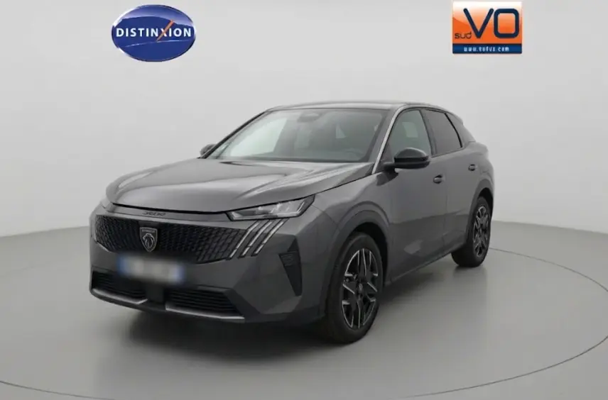 Peugeot 3008 Hybrid 136 e-DCS6 Allure gris foncé en 3/4 avant droit avec jantes alliage 19 pouces dans studio blanc.