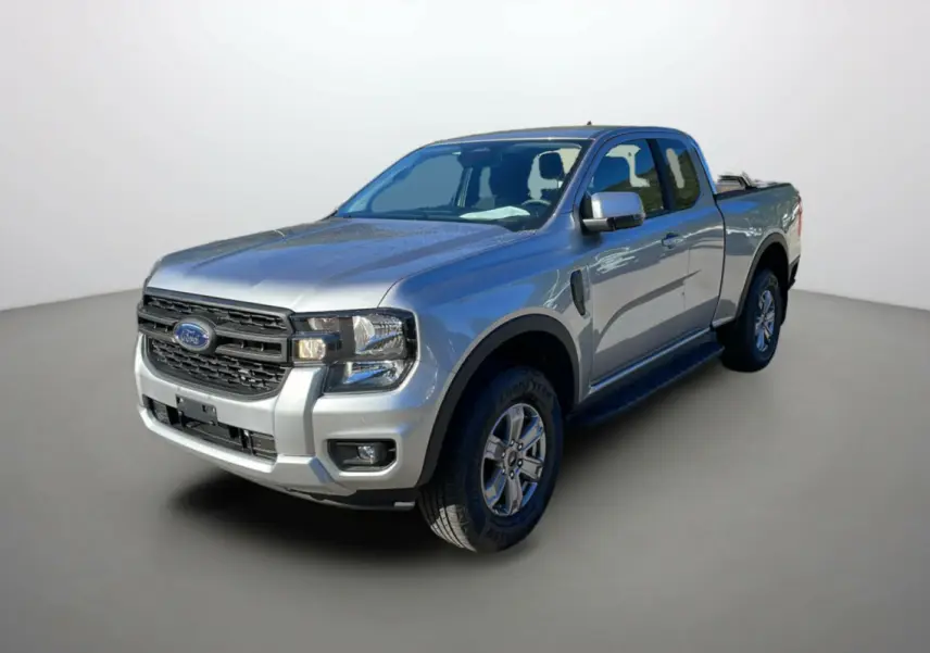 Ford Ranger gris iconic en 3/4 avant droit avec rideau coulissant et marchepieds latéraux visibles.