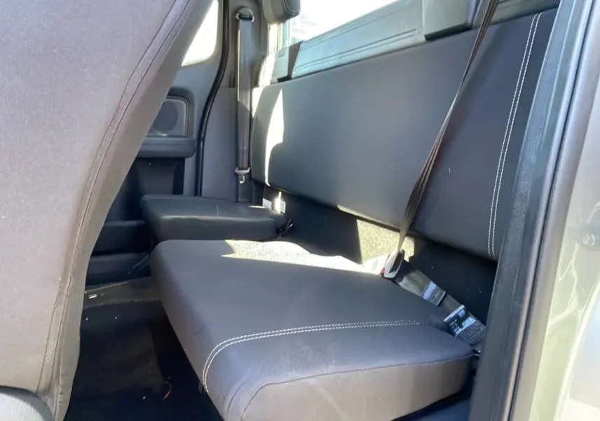 Vue intérieure côté droit sur la banquette arrière en cuir noir avec surpiqûres blanches du Ford Ranger gris iconic 2026 Supercab.