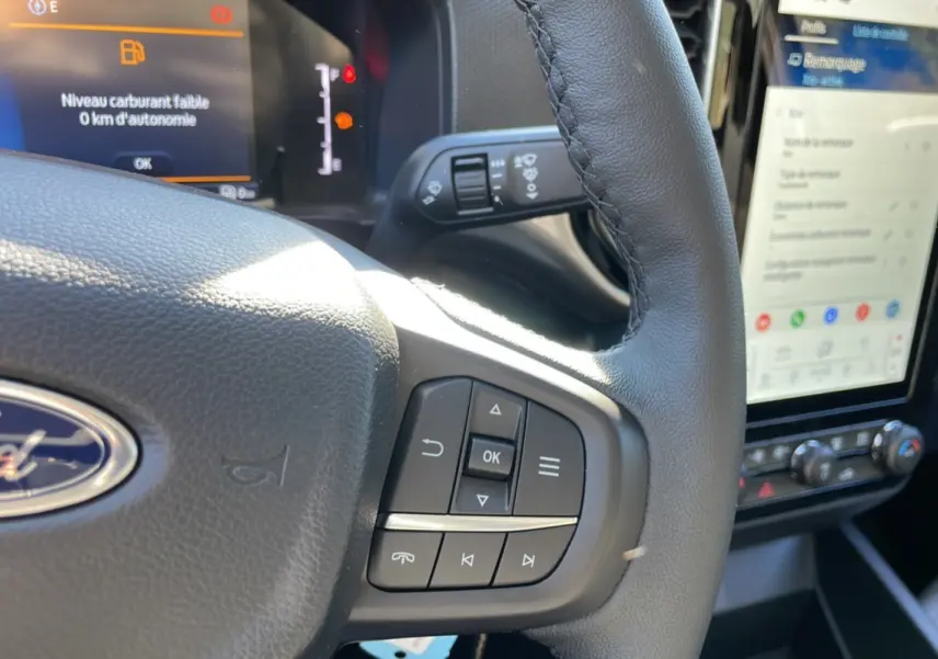 Gros plan sur le volant cuir du Ford Ranger 2026 avec commandes multifonctions et écran tactile multifonction.