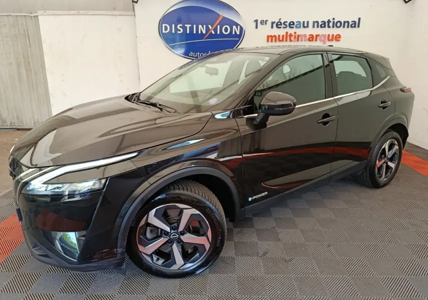 Nissan Qashqai e-Power noir en 3/4 avant droit, avec jantes alliage et logo e-Power visible sur la porte.