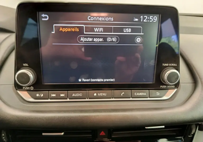 Écran tactile central du Nissan Qashqai e-Power 190 Business Edition 2024 affichant le menu Connexions WiFi, USB et Appareils.