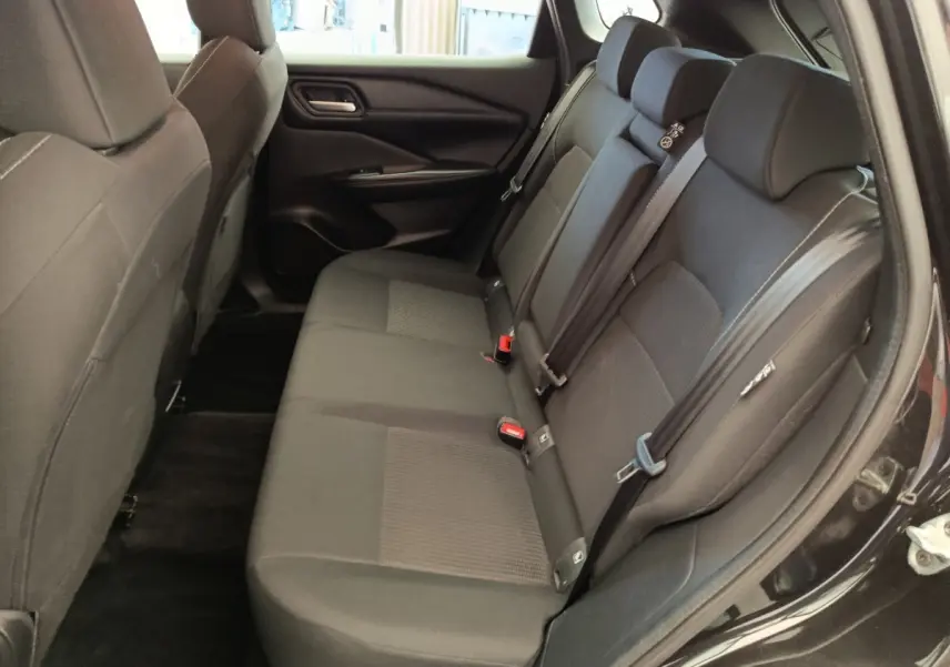Vue intérieure côté droit montrant la banquette arrière noire du Nissan Qashqai e-Power 190 Business Edition 2024.