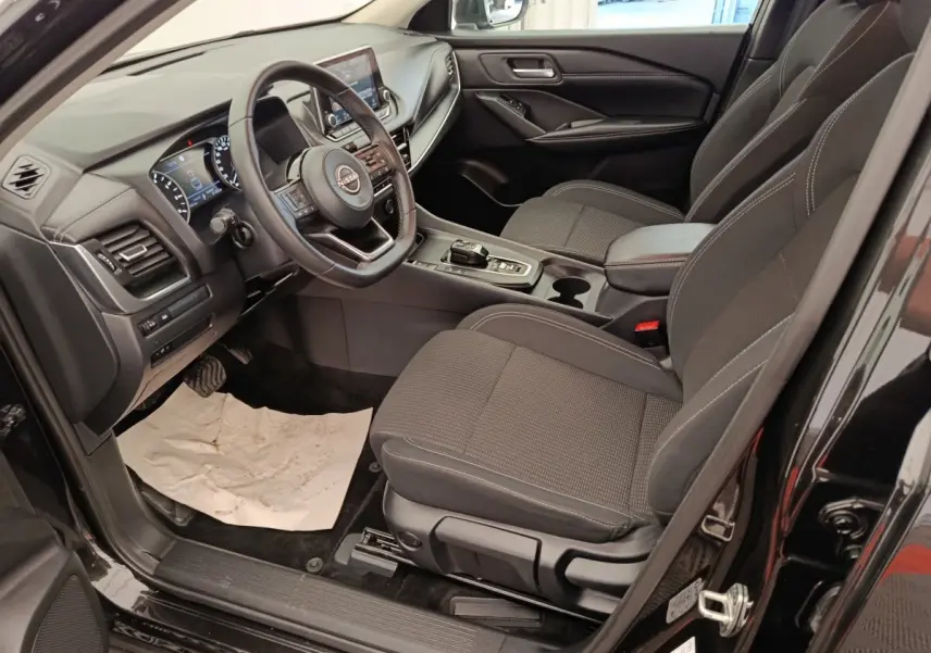 Vue intérieure côté conducteur du Nissan Qashqai e-Power 190 Business Edition BVA 2024 noir, avec tableau de bord et volant multifonctions.