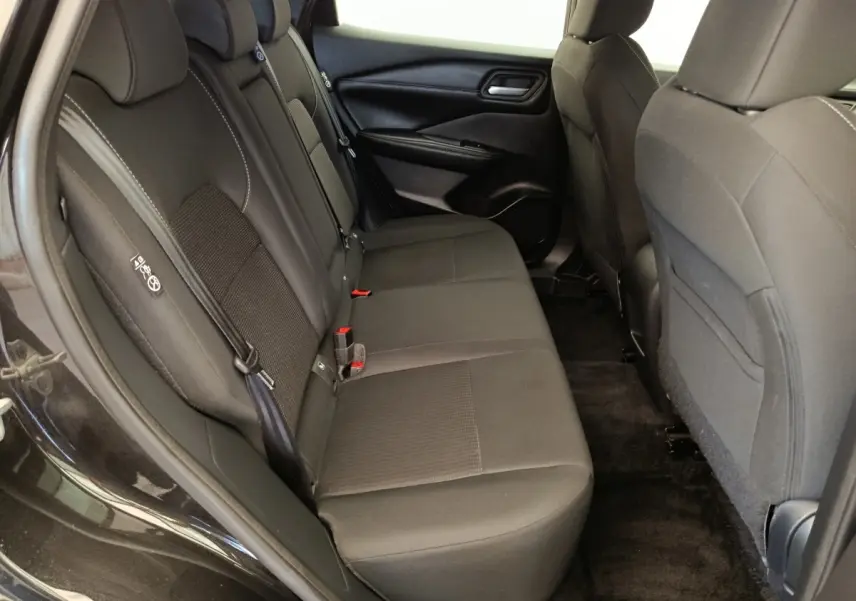 Vue intérieure côté gauche sur la banquette arrière noire du Nissan Qashqai e-Power 190 Business Edition 2024.