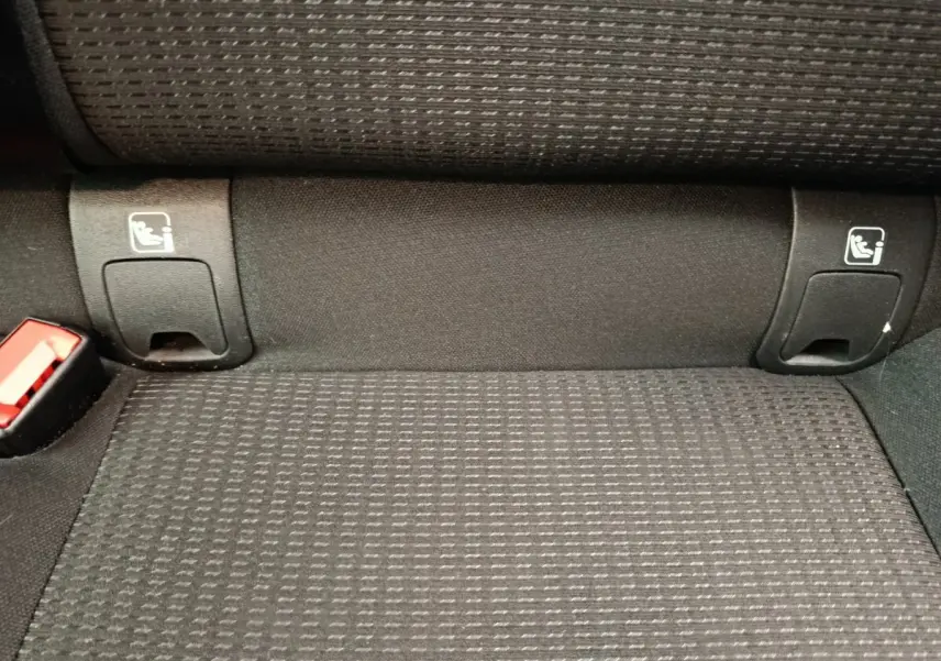 Détail de la banquette arrière noire du Nissan Qashqai e-Power 2024 avec fixations Isofix visibles.