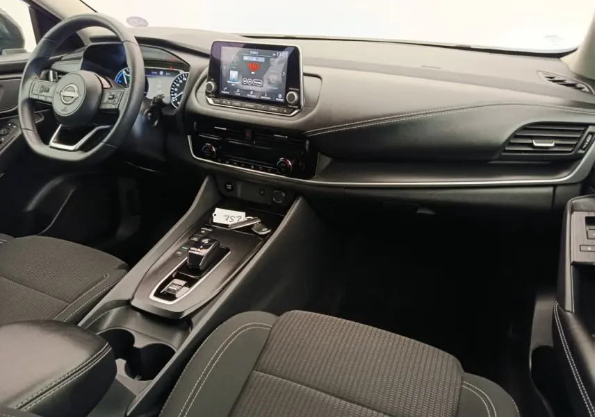 Vue intérieure du tableau de bord et console centrale du Nissan Qashqai e-Power 190 Business Edition BVA noir, avec écran tactile et volant multifonctions.