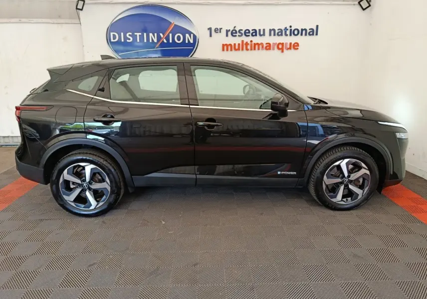 Profil droit du Nissan Qashqai e-Power noir 2024 avec jantes alliage et logo e-Power sur la porte avant.