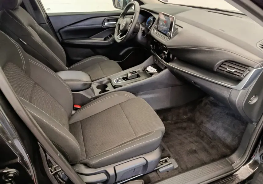 Intérieur noir du Nissan Qashqai e-Power 190 Business Edition, vue côté conducteur avec tableau de bord et console centrale.