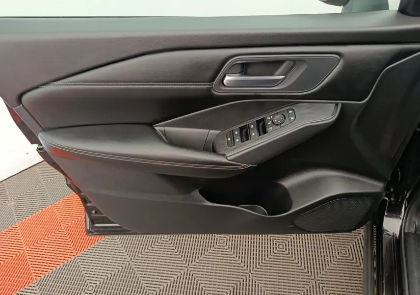 Vue intérieure côté conducteur de la porte noire du Nissan Qashqai e-Power 190 Business Edition avec commandes électriques.