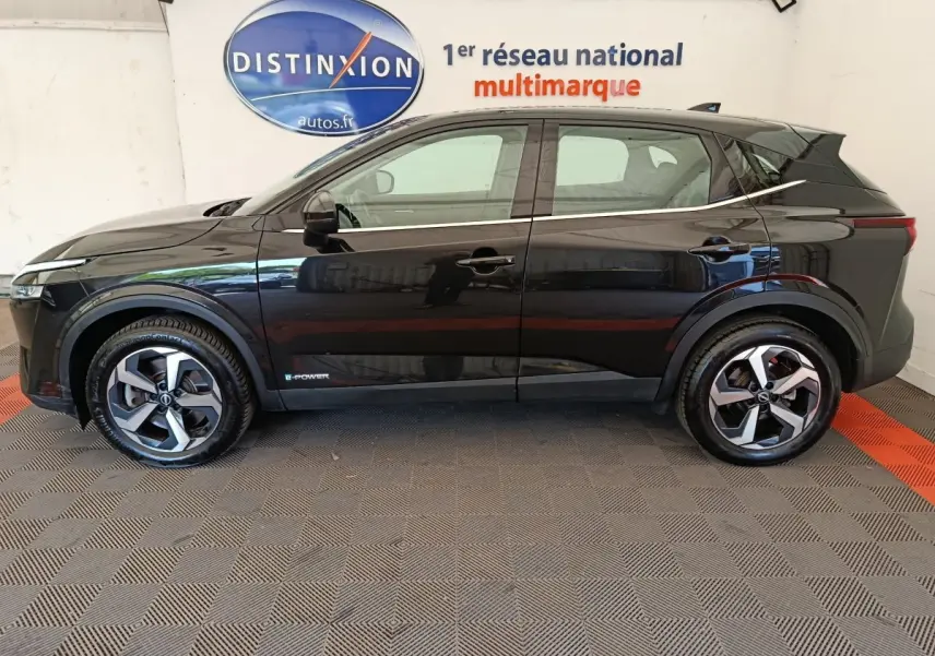 Vue de profil côté gauche d'un Nissan Qashqai e-Power noir 2024 avec jantes alliage et logo e-Power visible.