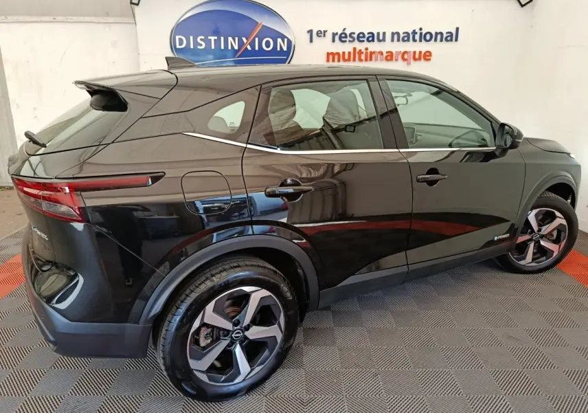 Vue latérale droite d'un Nissan Qashqai e-Power noir 2024 avec jantes alliage et feux arrière LED distinctifs.