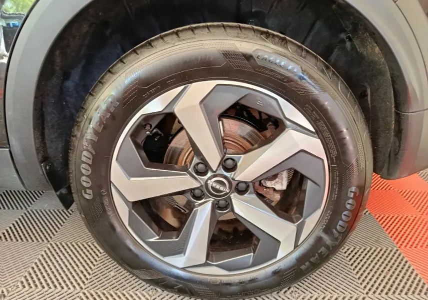 Gros plan sur la roue avant droite du Nissan Qashqai e-Power 190 Business Edition BVA noire avec jante alliage et pneu Goodyear.
