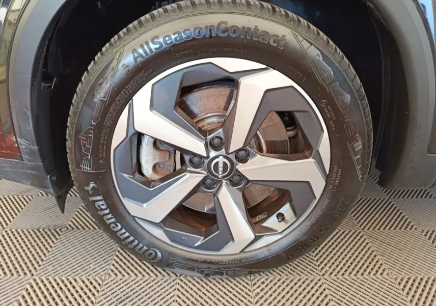 Gros plan sur la roue avant gauche du Nissan Qashqai e-Power 190 Business Edition noire, jante alliage et pneu Continental.