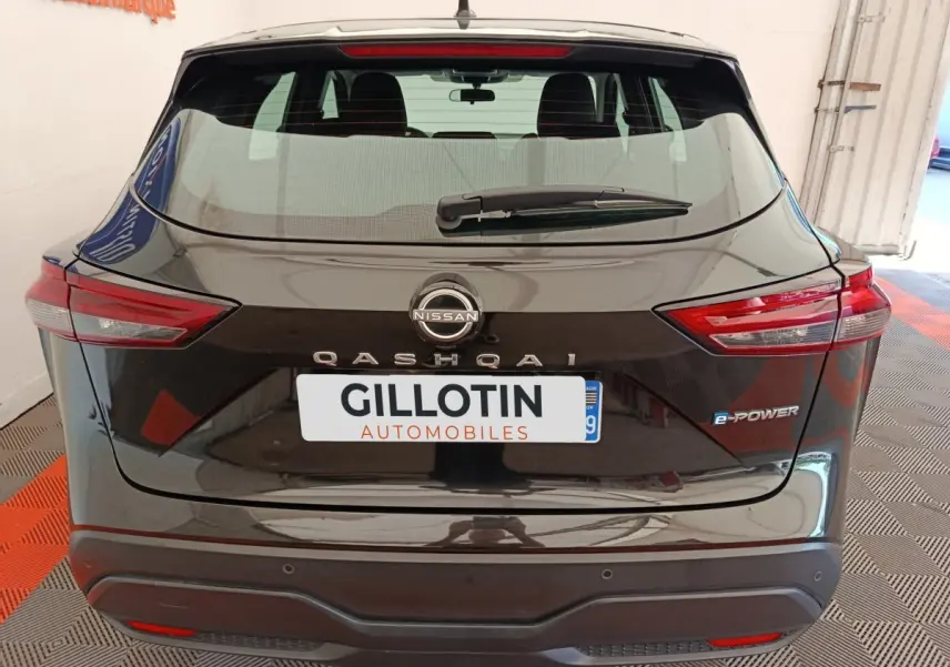 Vue arrière d'un Nissan Qashqai e-Power noir avec feux LED et logo distinctif e-Power visible sur le coffre.