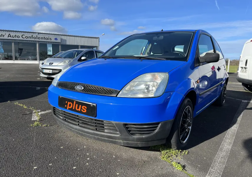 Ford Fiesta 2003 bleu vue 3/4 avant droit, compacte 3 portes avec jantes noires et pare-chocs noirs.