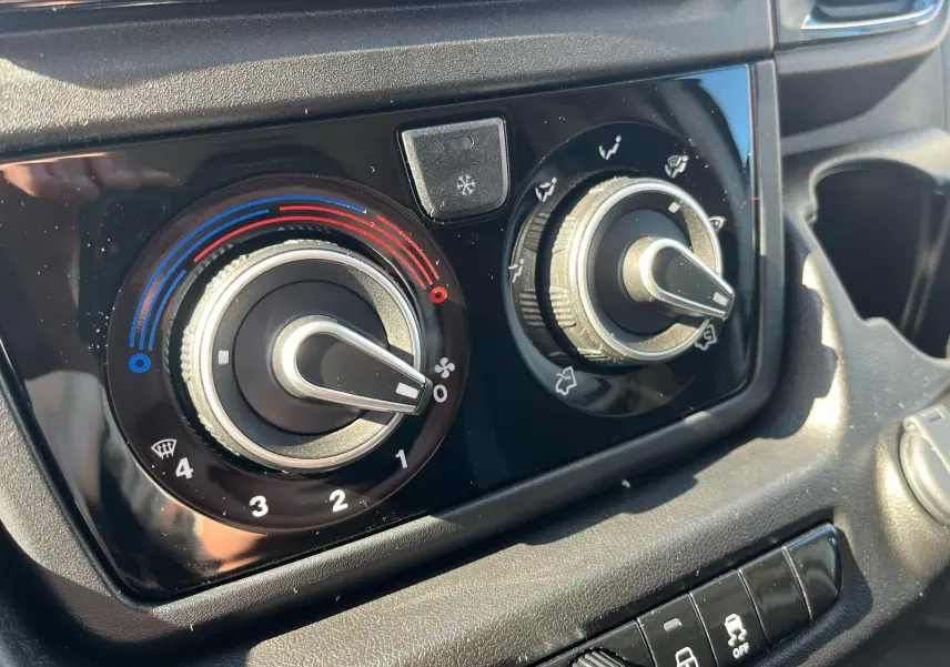 Gros plan sur les commandes de climatisation du Fiat Ducato Fourgon blanc 2023, avec réglages de température et ventilation.