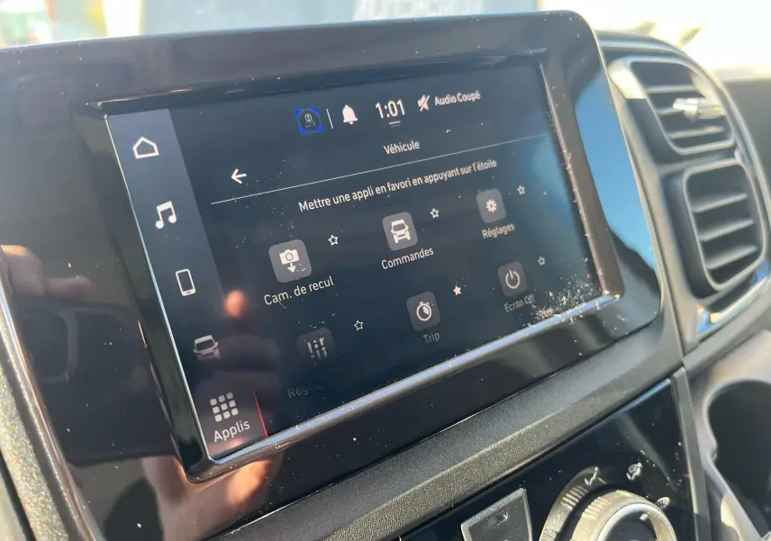 Écran tactile central du tableau de bord du Fiat Ducato Fourgon 2023, affichant les commandes du véhicule.