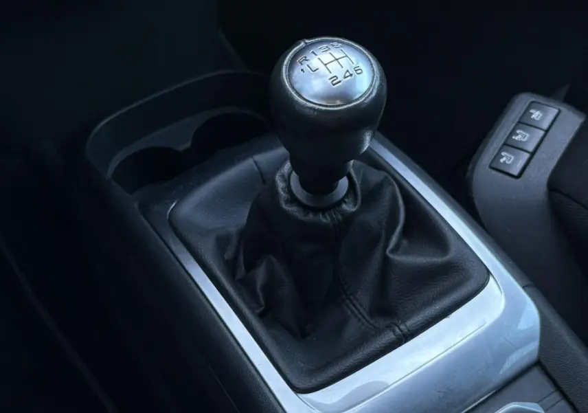 Le levier de vitesses manuel en cuir noir de la Citroën C4 Picasso 1.6 BlueHDI 120 vue en gros plan intérieur.