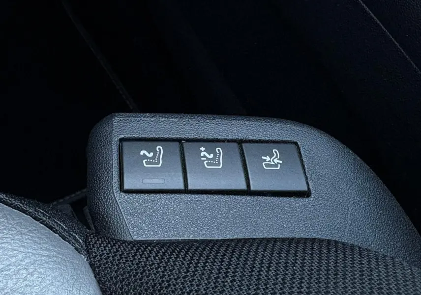 Boutons de réglage des accoudoirs inclinables sur siège avant en tissu et cuir dans une Citroën C4 Picasso gris Platinium 2017.