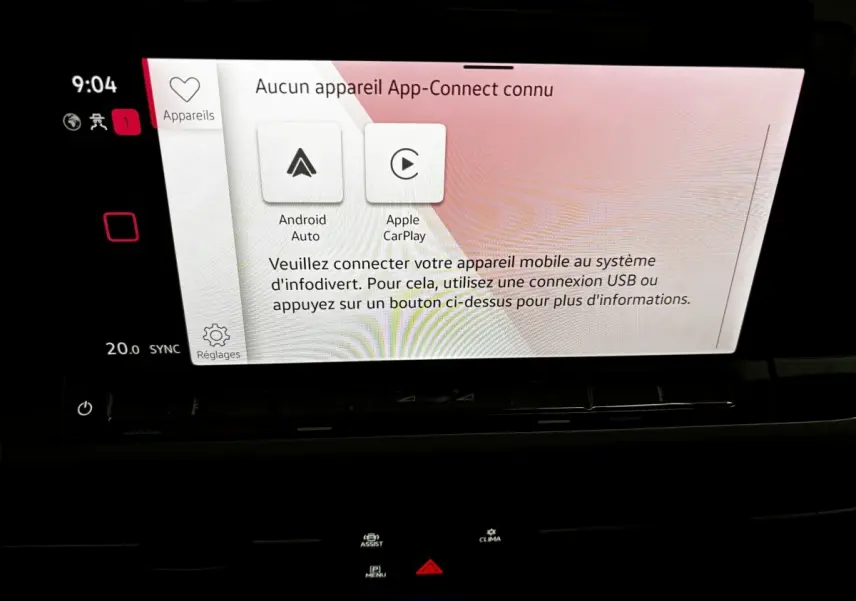 Écran tactile central de la Volkswagen Golf noire 2024 affichant la connexion Android Auto et Apple CarPlay