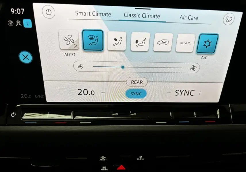 Écran tactile central de la climatisation digitale de la Volkswagen Golf 1.5 ETSI noire, vue intérieure rapprochée.
