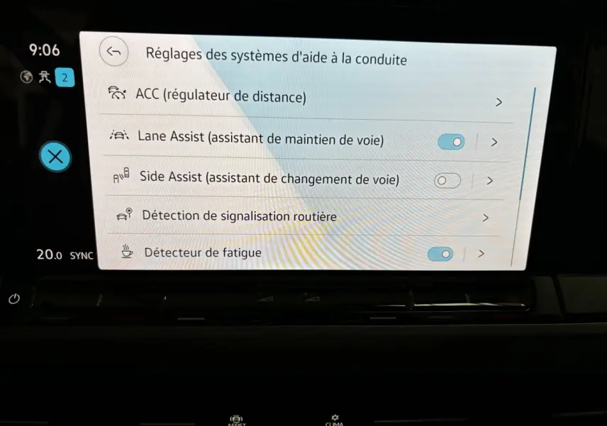 Écran tactile central du Volkswagen Golf 1.5 Style 2024 affichant les réglages des aides à la conduite.