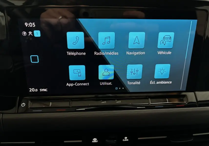 Écran tactile central affichant le menu multimédia dans l'habitacle d'une Volkswagen Golf noire 2024.
