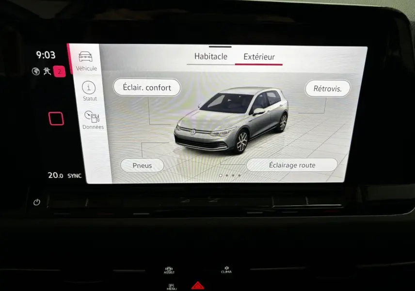 Écran tactile affichant une Volkswagen Golf noire vue de 3/4 avant droit en simulation extérieure.