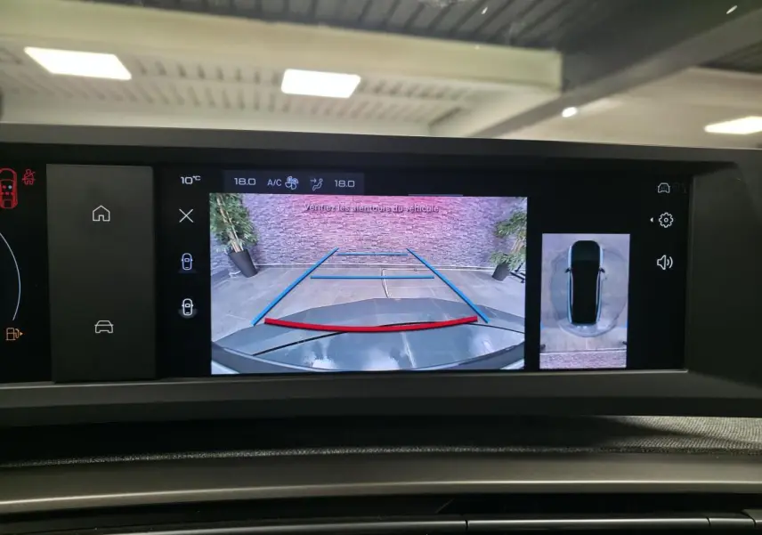 Affichage de la caméra de recul du Peugeot 3008 gris, vue arrière avec lignes de guidage et vue aérienne du véhicule.