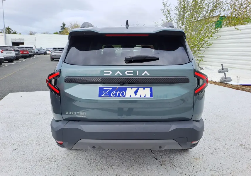 Vue arrière d'un Dacia Bigster vert cèdre avec feux LED en forme de C et logo DACIA centré sur le hayon.