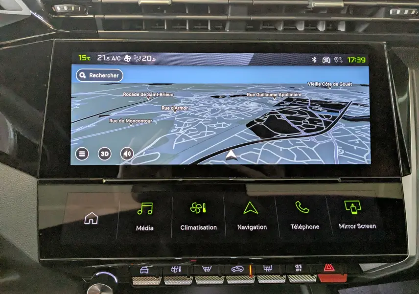 Vue rapprochée de l’écran tactile central du Peugeot 408 Hybrid 145 GT affichant la navigation en 3D.