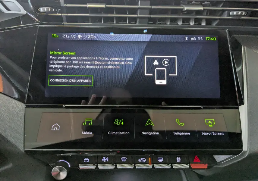 Écran tactile central du tableau de bord du Peugeot 408 Hybrid 145 GT, affichant la fonction Mirror Screen.
