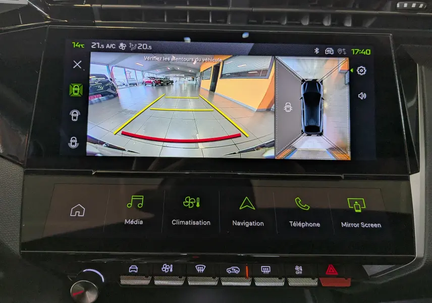 Écran tactile du tableau de bord montrant la caméra de recul et la vue 360° du Peugeot 408 Hybrid blanc.